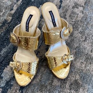 Claudia Ciuti slide sandal metallic gold. Size 9